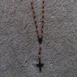 WOMEN'S/MEN'S - ROSARY CROSS RUST COLORED BEADED  NECKLACE.